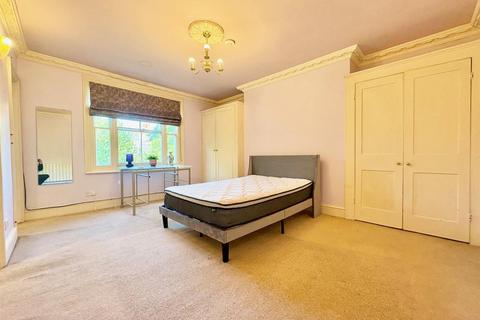 Studio to rent, Barclay Road, London