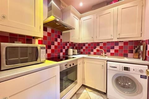 Studio to rent, Barclay Road, London
