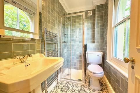 Studio to rent, Barclay Road, London