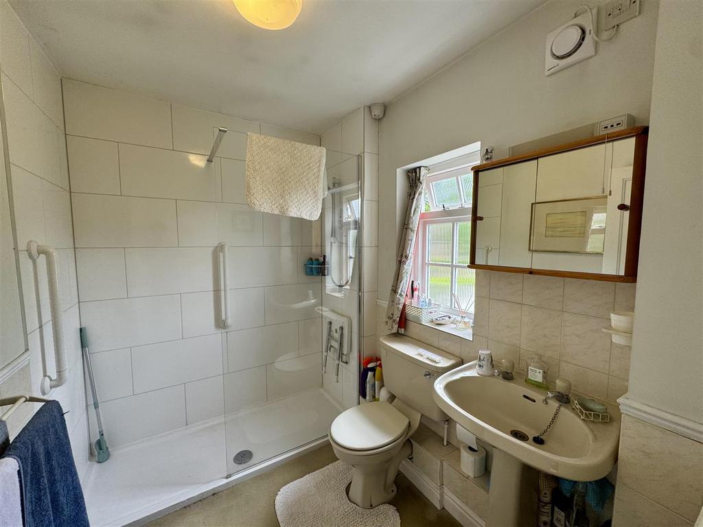 En-Suite Bathroom