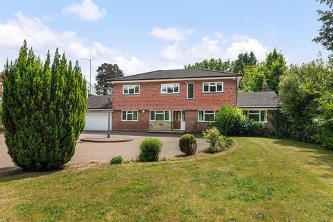 5 bedroom detached house to rent, Mark Way, Godalming GU7