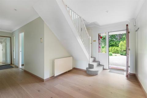 5 bedroom detached house to rent, Mark Way, Godalming GU7