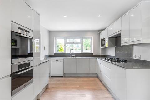 5 bedroom detached house to rent, Mark Way, Godalming GU7