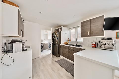 6 Amberoid Drive, Bishops Cleeve, Cheltenham, GL52 7ZX
