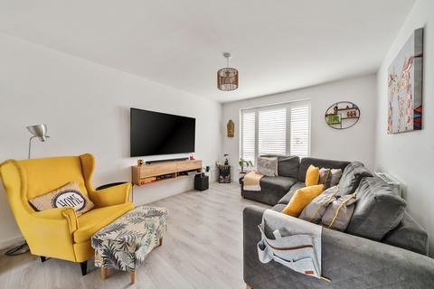6 Amberoid Drive, Bishops Cleeve, Cheltenham, GL52 7ZX