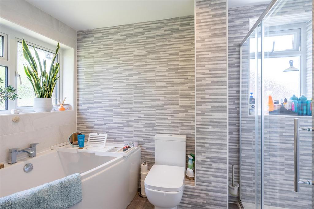 Bathroom (2).jpg