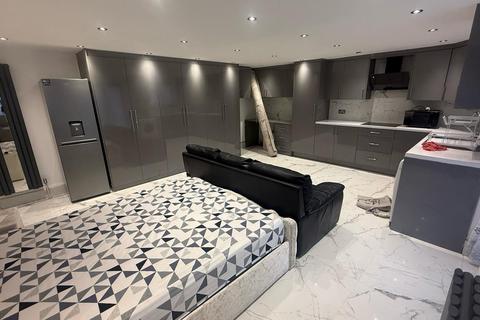Studio to rent, Fir Tree Avenue, West Drayton, Greater London, UB7