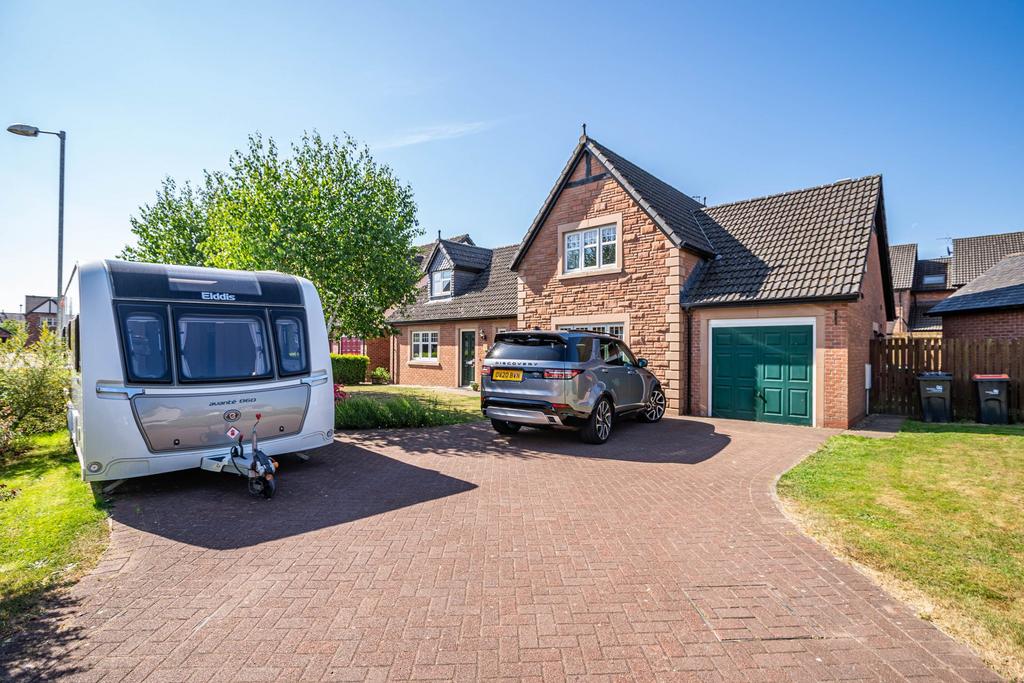 4 Haining Avenue, Dumfries, DG1 3 FY - Braidwoods S