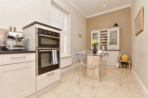 3 bedroom ground floor flat for sale, The Green, Coulsdon CR5