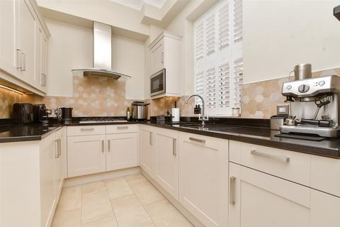 3 bedroom ground floor flat for sale, The Green, Coulsdon CR5