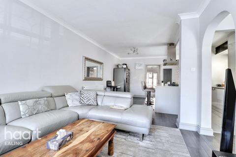 4 bedroom semi-detached house to rent, Adrienne Avenue, SOUTHALL
