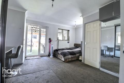 4 bedroom semi-detached house to rent, Adrienne Avenue, SOUTHALL