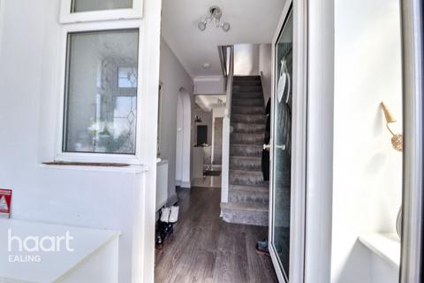 4 bedroom semi-detached house to rent, Adrienne Avenue, SOUTHALL