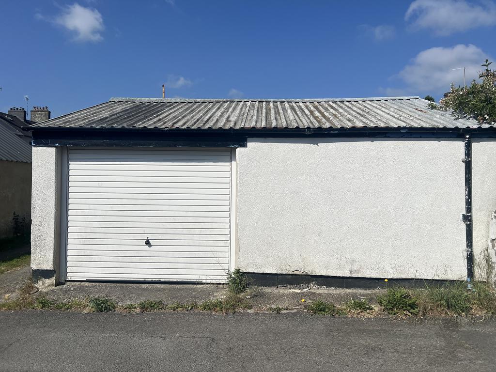 Detached garage