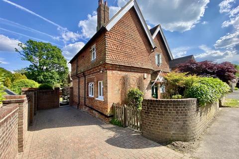 Yorick Cottage Weycombe Road, Haslemere, GU27 1EL