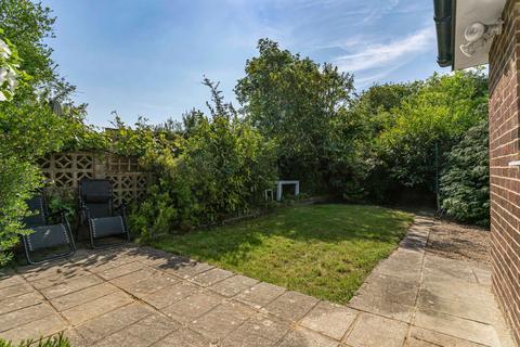 2 Lacey Green, Coulsdon, CR5 1BL