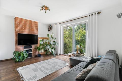 2 Lacey Green, Coulsdon, CR5 1BL