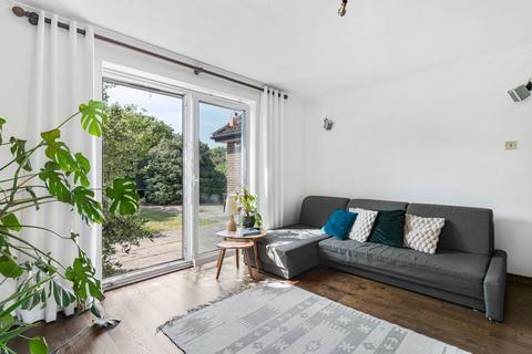 2 Lacey Green, Coulsdon, CR5 1BL