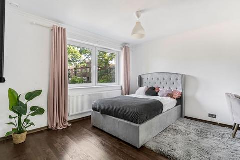 2 Lacey Green, Coulsdon, CR5 1BL