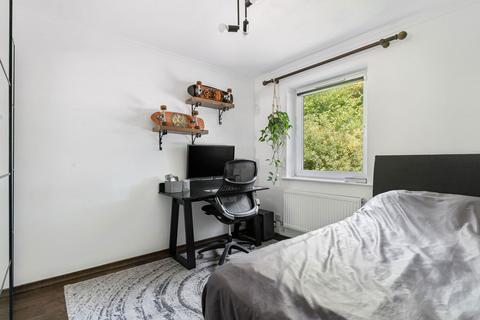 2 Lacey Green, Coulsdon, CR5 1BL