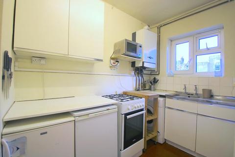 2 bedroom flat to rent, Tullis House, London E9