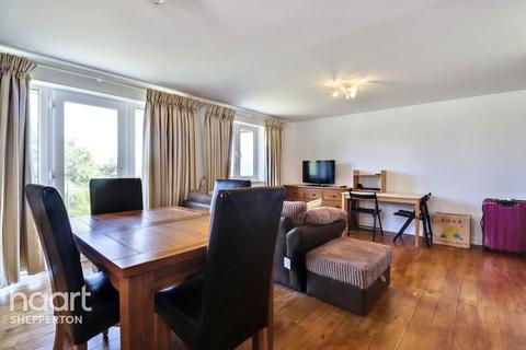 2 bedroom flat to rent, Fairwater Drive, SHEPPERTON