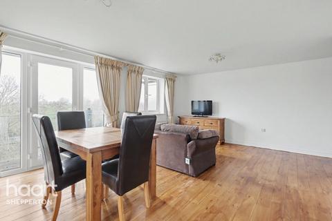 2 bedroom flat to rent, Fairwater Drive, SHEPPERTON