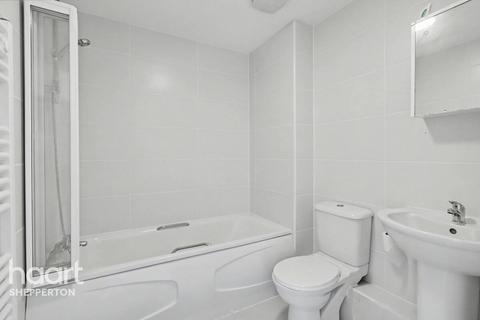 2 bedroom flat to rent, Fairwater Drive, SHEPPERTON