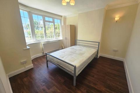 3 bedroom semi-detached house to rent, Mount Grove, Edgware, HA8