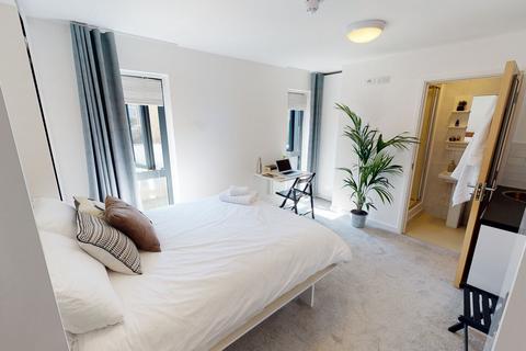 Studio to rent, Queens Drive