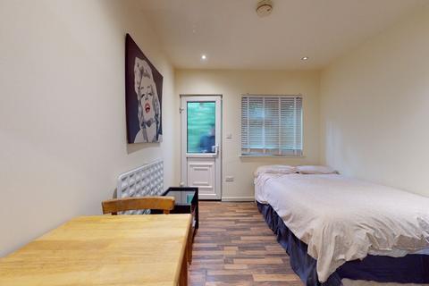 Studio to rent, Chatsworth Road