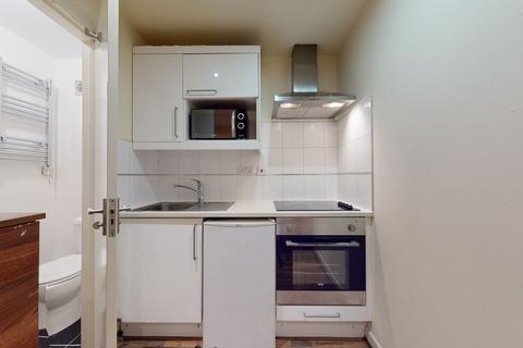 Studio to rent, Chatsworth Road