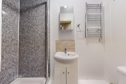 Studio to rent, Chatsworth Road
