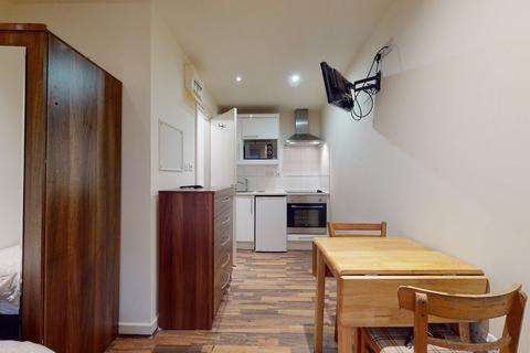 Studio to rent, Chatsworth Road