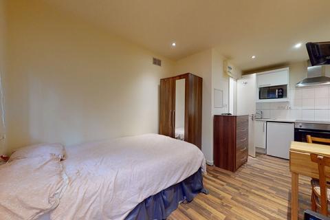 Studio to rent, Chatsworth Road