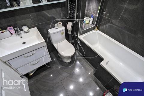 2 bedroom terraced house to rent, Oval Road North, DAGENHAM