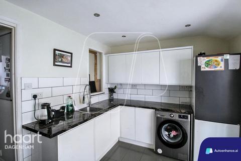 2 bedroom terraced house to rent, Oval Road North, DAGENHAM