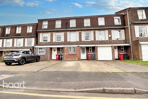 3 bedroom terraced house for sale, Arborfield Close, SLOUGH