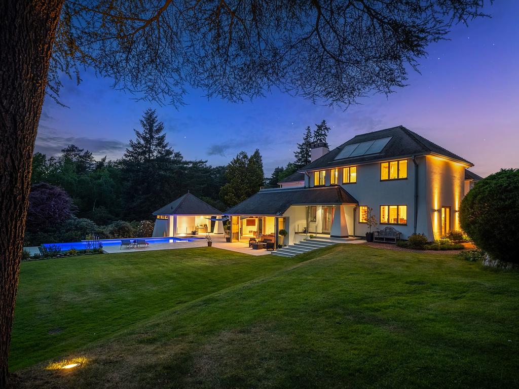Twilight side with garden
