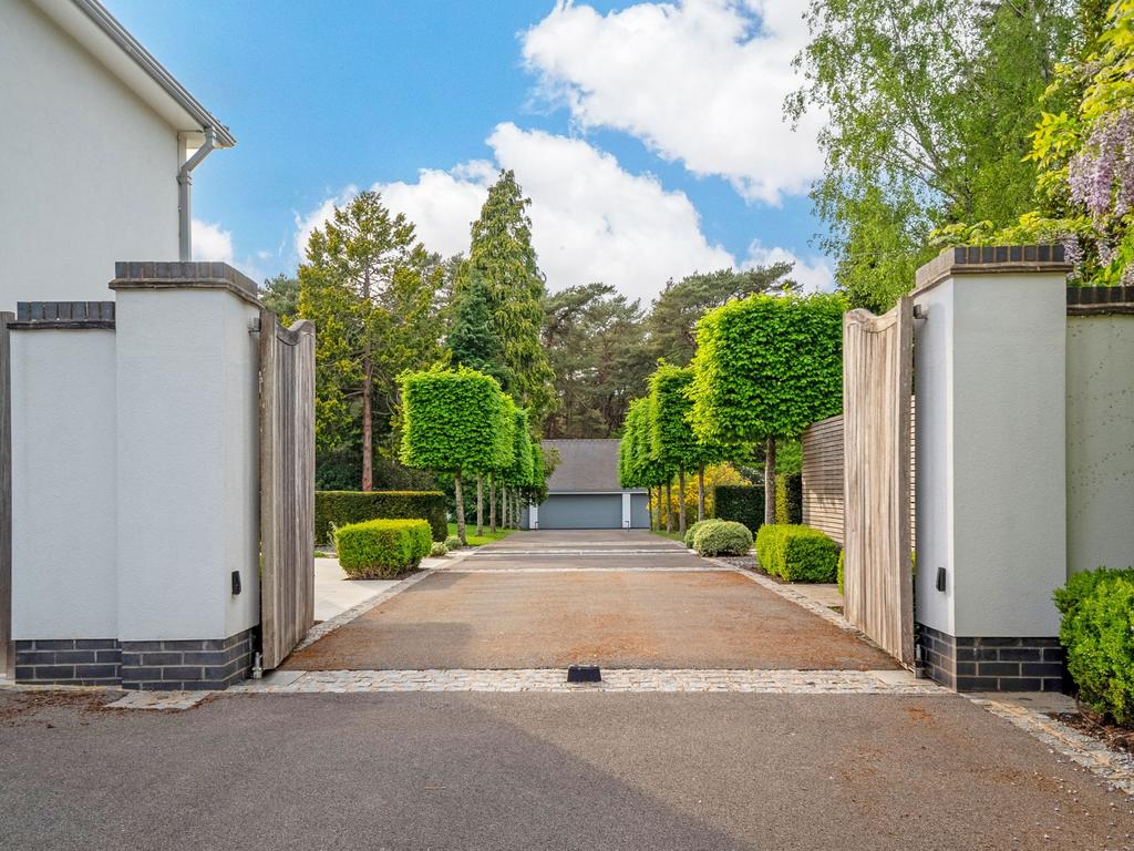 Entrance to garaging