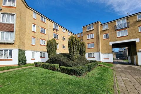 2 bedroom apartment to rent, Dads Wood, CM20