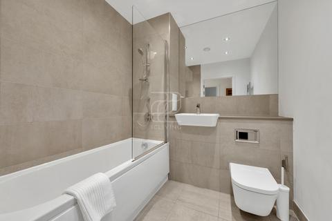 3 bedroom flat to rent, Derny Avenue, E20