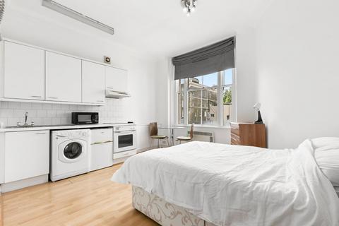 Studio to rent, Harrington Gardens, South Kensington, London