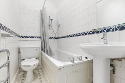 Studio to rent, Harrington Gardens, South Kensington, London