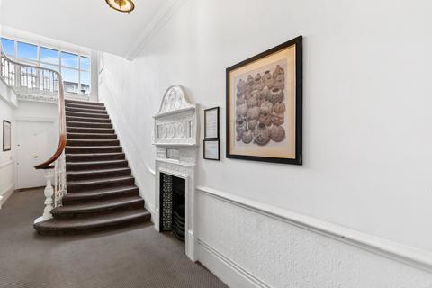 Studio to rent, Harrington Gardens, South Kensington, London