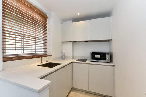 Studio to rent, Portman Square, Marylebone, London, W1