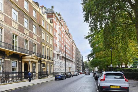 Studio to rent, Portman Square, Marylebone, London, W1