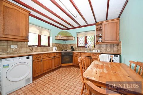 2 bedroom detached bungalow for sale, Jamie Court, Bradford