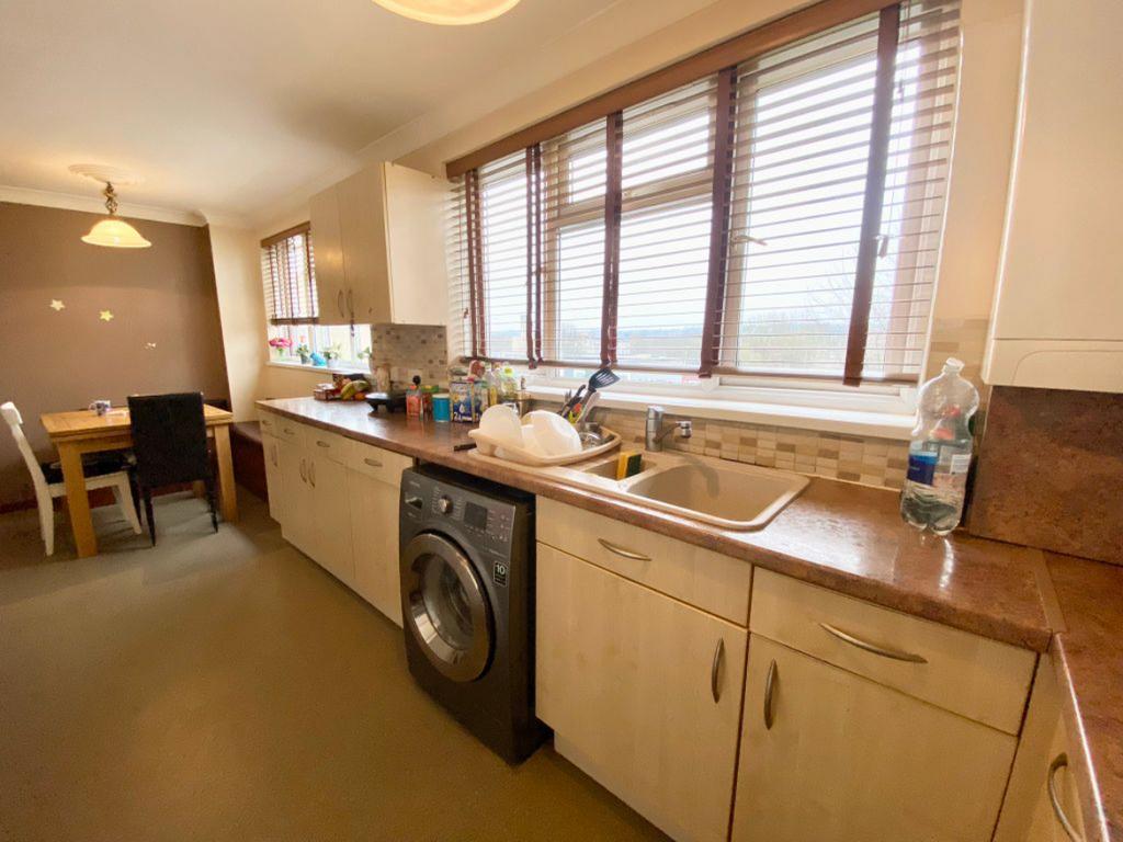 Longcroft Rise, Loughton IG10 3 bed flat - £1,700 pcm (£392 pw)