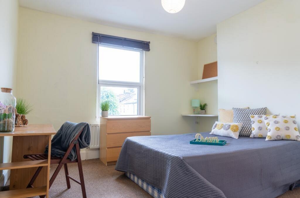 Bright and inviting double bedroom featuring am...